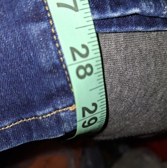 A pair of Frame denim Le Skinny de Jeanne in a size 26 with a 29" inseam. - Picture 5 of 5